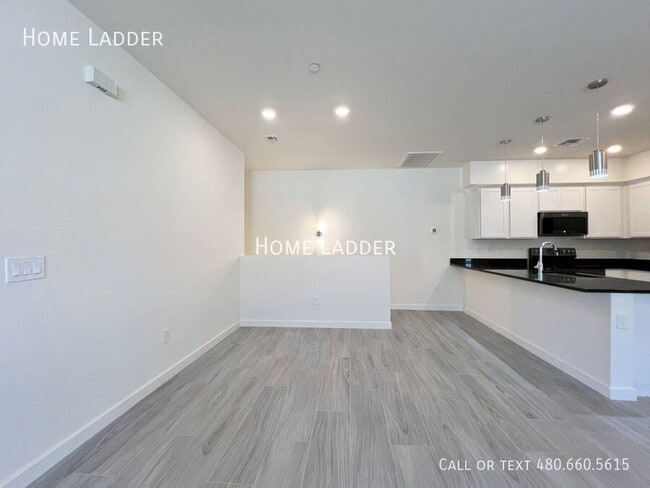 Building Photo - 2722 S Cavalier Dr