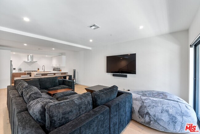 Foto del edificio - 1203 N Thomas Ln