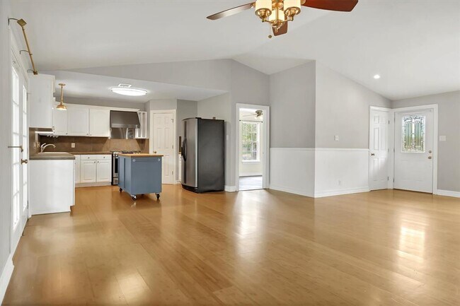 Foto del edificio - 1409 Kamar Dr