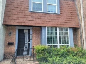 Building Photo - 376 N Post Oak Ln