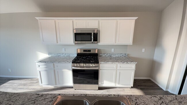 Building Photo - Welcome to this beautiful 4 bed, 2 bath ho...