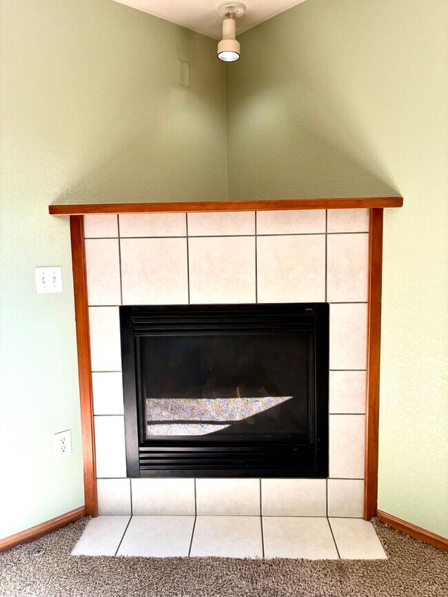 Foto del edificio - Beautiful 3 bedroom, 2 and 2-1/2 bath Townhome with 2 car attached garage and Finished Basement w...