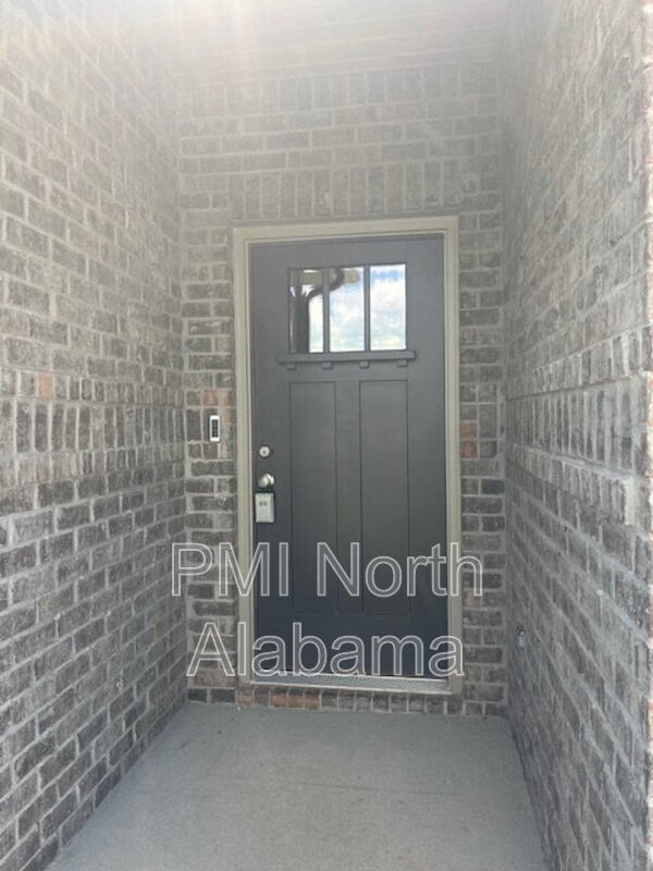 Building Photo - 14741 Greenleaf Dr