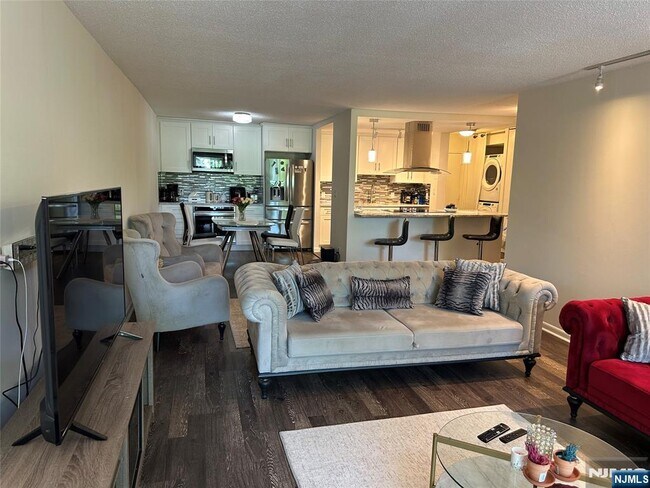 Building Photo - 200 Grand Cove Way
