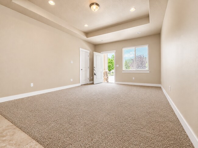 Foto del edificio - Beautiful 3BR Home with Fenced Yard, 2-Car Garage & Huge Storage – Prime Midvale Location!