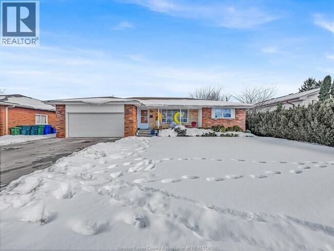 Photo du bâtiment - 2450 McKay Ave