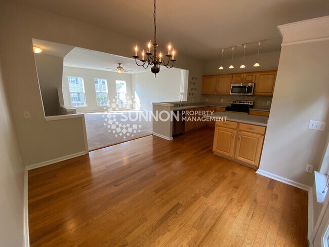 Building Photo - Spacious 2 BR + Den 3 BA Townhome