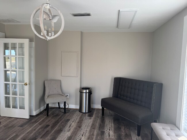 Foto del edificio - 403 W Main St