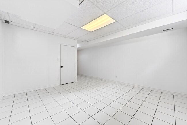 Building Photo - 402 Kingston Rd