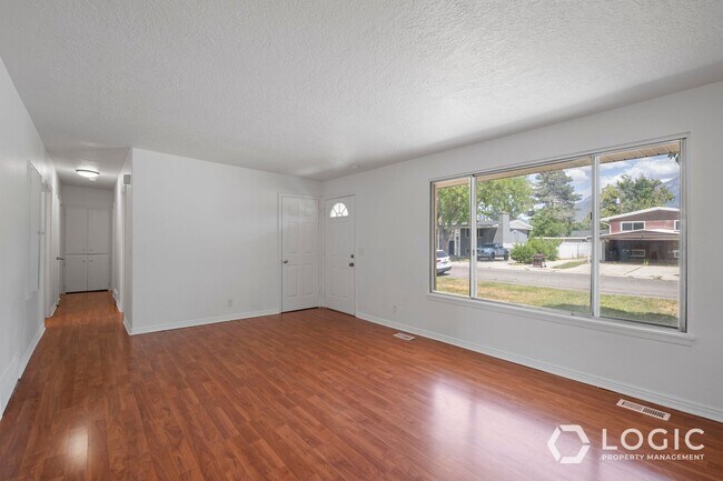Building Photo - Beautiful Spacious Home in Great Sandy Loc...