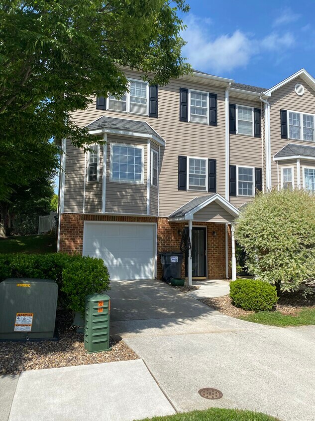 Primary Photo - 733 Wyndhurst Dr