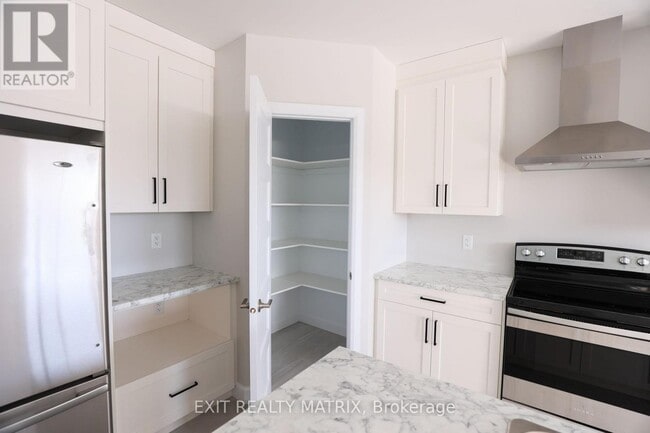 Building Photo - 107 Chateauguay St