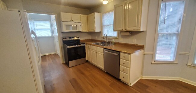 Building Photo - 7325 N Thorncliff Pl