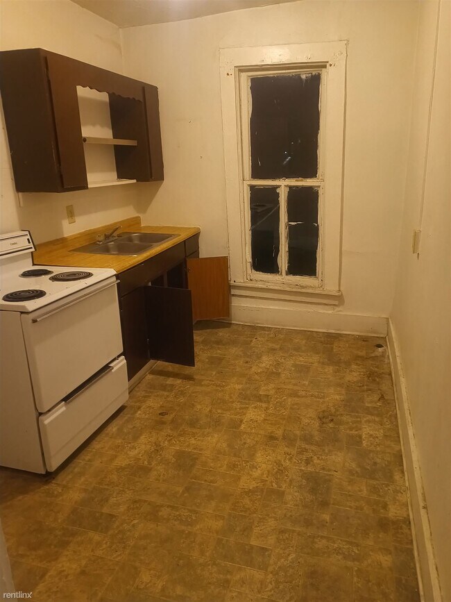 Building Photo - 2 br, 1 bath House - 615 North Main Street...