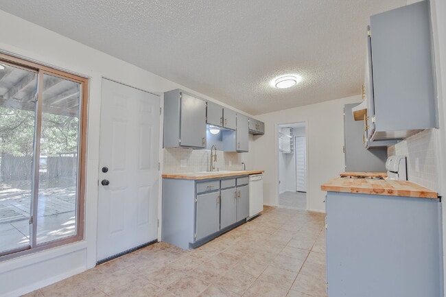 Building Photo - Charming 3 Bedroom, 1 bathroom in Central Lubbock