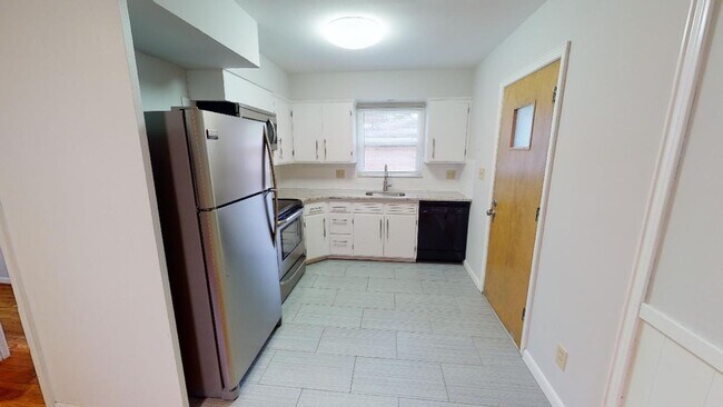 Foto del edificio - BEAUTIFUL and LARGE 2 Bedroom 1 Bath Apart...
