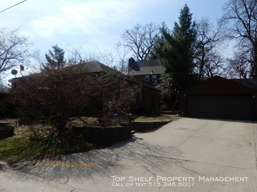 2116 Chautauqua Pkwy, Des Moines, IA 50314 Room for Rent in Des