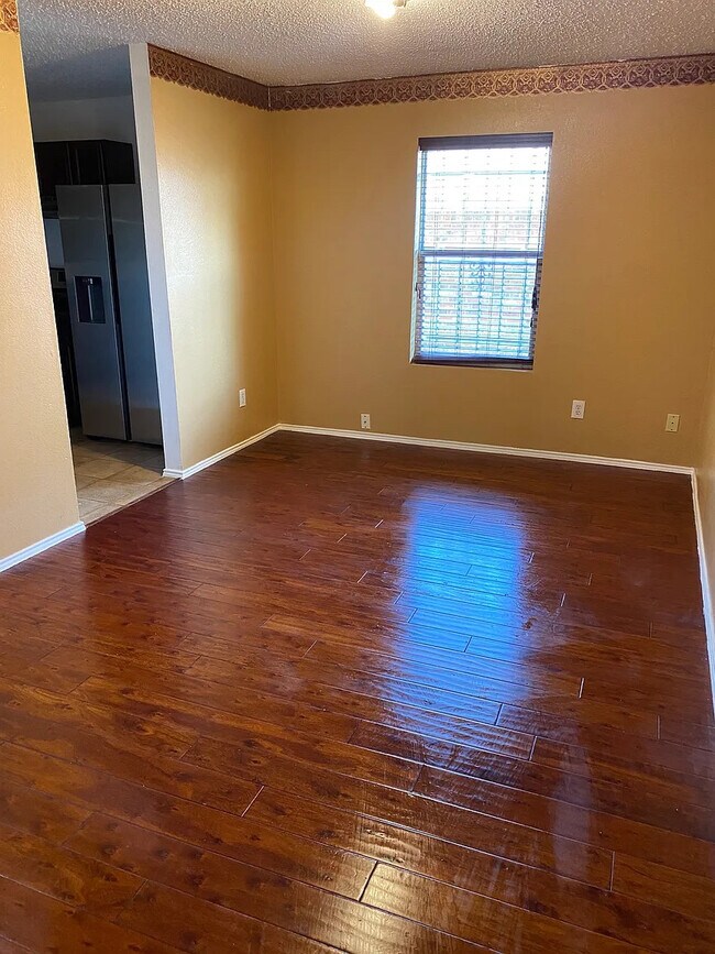 Foto del edificio - Room in House on Concordia Ln