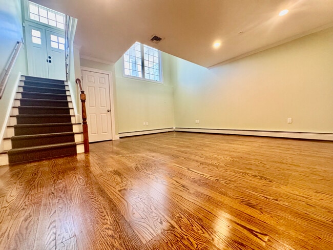 Building Photo - 56 Soundview St