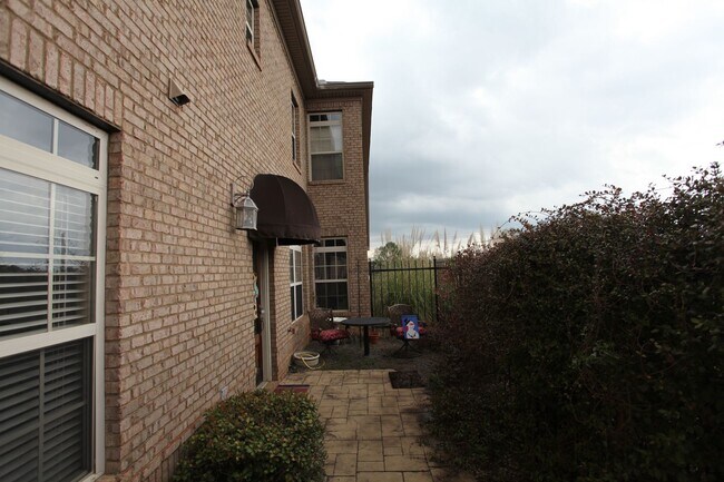 Foto del edificio - 3 Bed/3.5 Bath Runningvine Townhome Available in August!