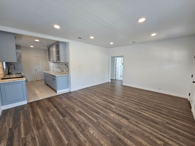Building Photo - Recently renovated. Ready for immediate mo...