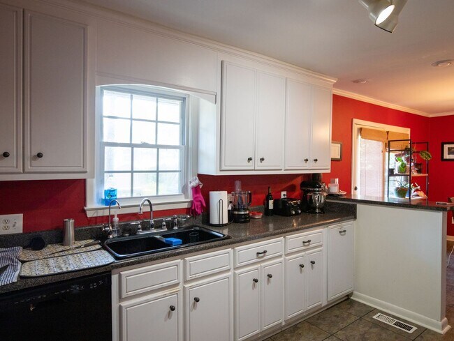 Building Photo - Three Bedroom Brick Ranch in National Hills!