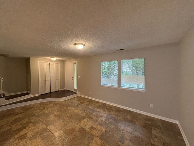 Foto del edificio - Four Bedroom Townhome Available Now