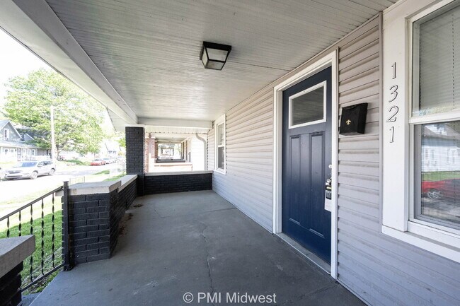 Foto del edificio - Coming Soon – West Side Convenience, Indy Access