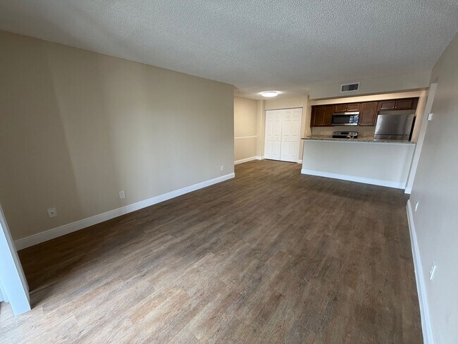 Foto del edificio - 5321 Summerlin Woods Dr