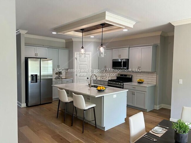 Building Photo - Location and Luxury Perfected in Parkville!