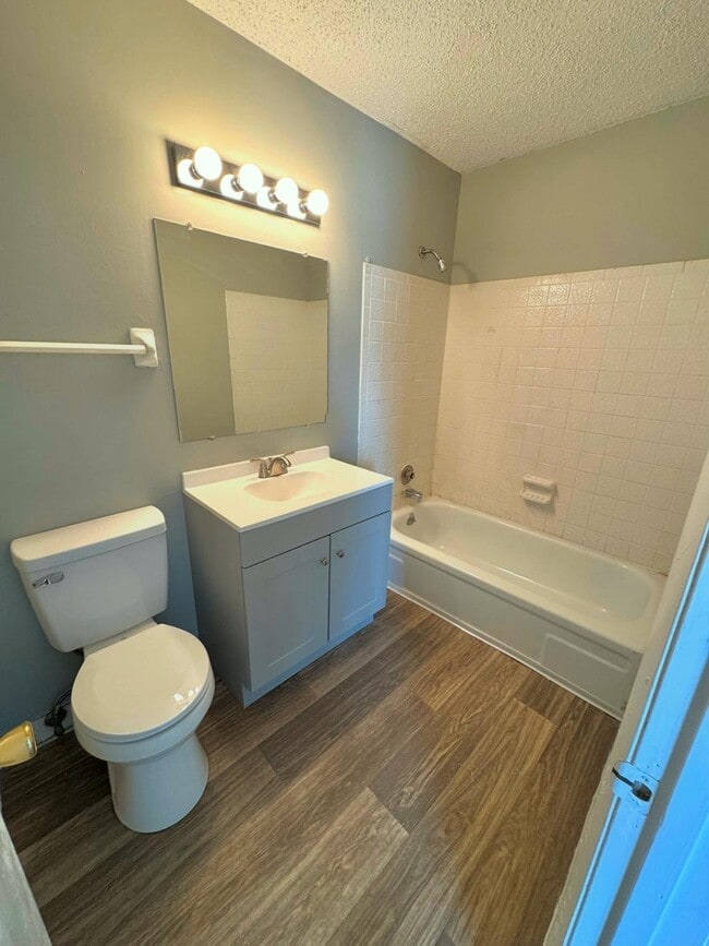 Dormitorio más grande en la planta superior con baño - Willow Creek Apartments