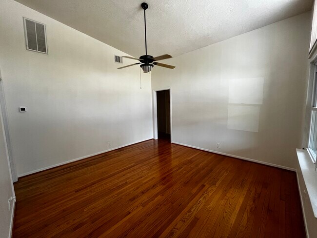 Foto del edificio - 6926 Cole Creek Dr