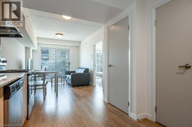 Building Photo - 275 Larch St