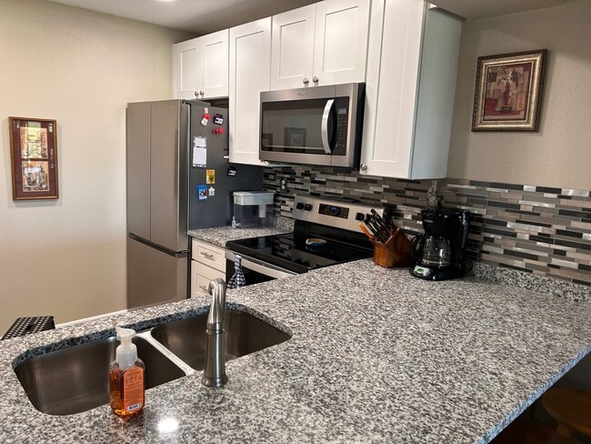 Foto del edificio - 2727 N Wickham Rd