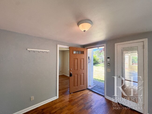 Building Photo - Charming 2-Bedroom Home with Renovated Bath, Hardwood Floors & Spacious Fenced Yard