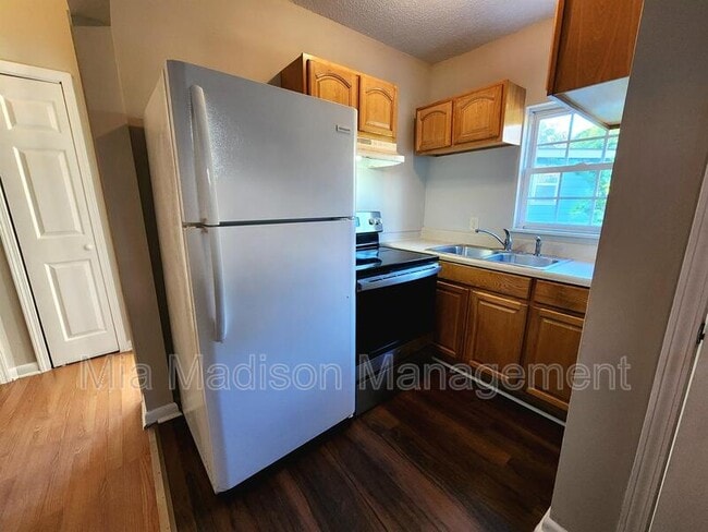 Building Photo - 620 W Anderson Ln