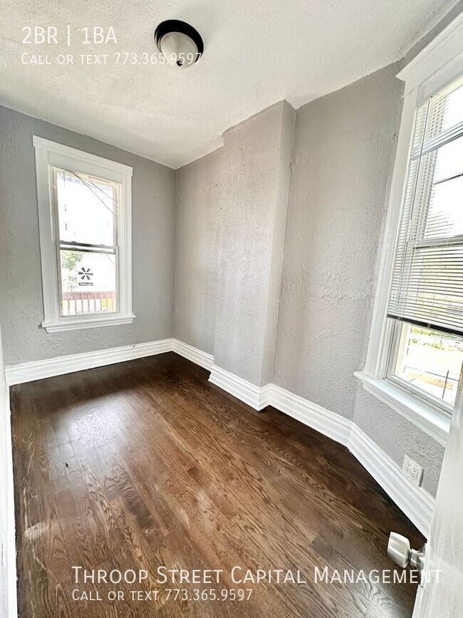 Building Photo - Spacious 2Bed 1Bath in Humboldt Park