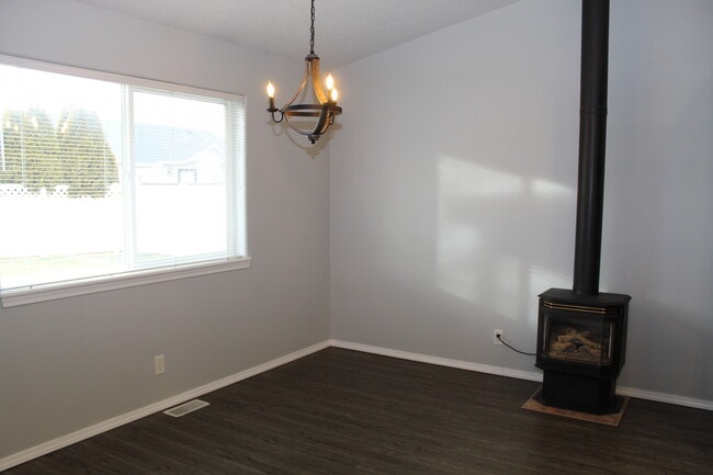 Dining Area - 1435 Tara St
