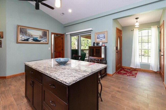 Foto del edificio - 9228 Big Laurel Rd