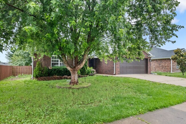 Building Photo - Stylish 3 Bed, 2 Bath Retreat with Modern ...