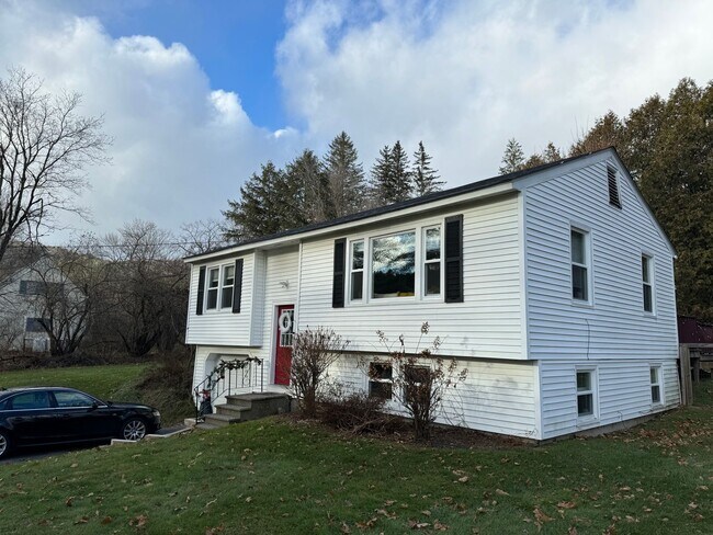 Building Photo - Charming 2 Bed, 1.5 Bath Raised Ranch