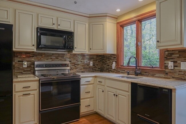 Building Photo - 19 Cox Rd