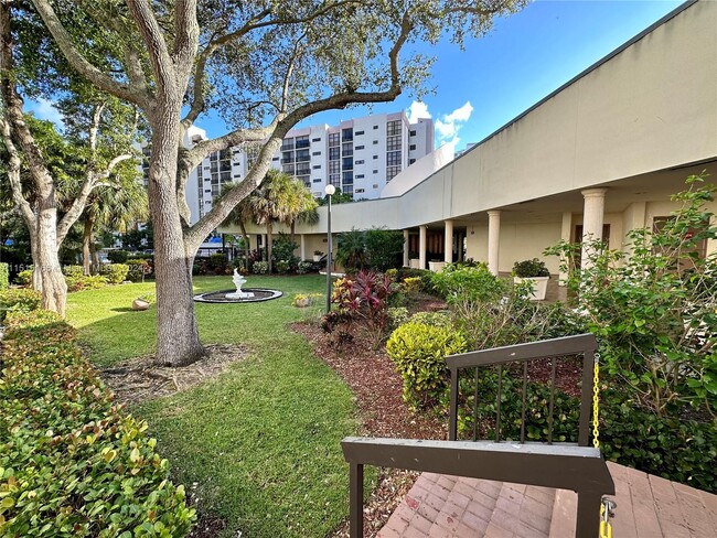 Foto del edificio - 17011 N Bay Rd
