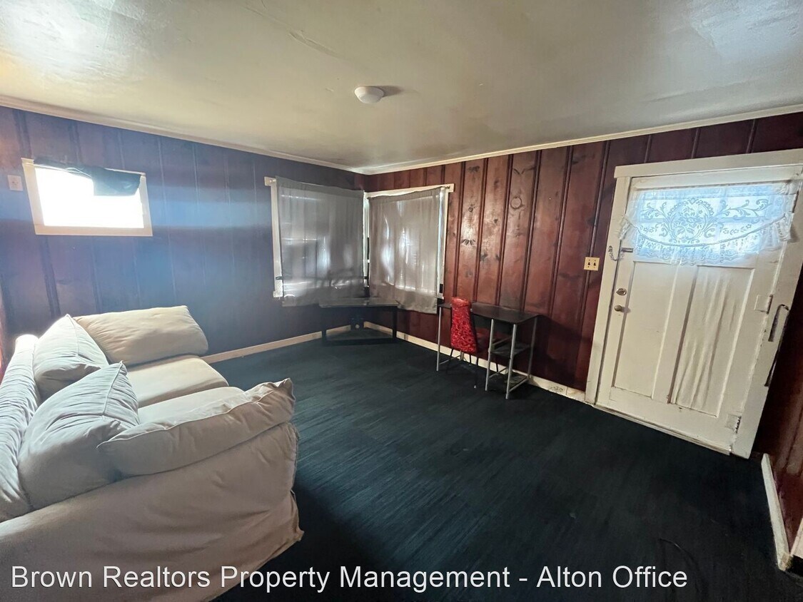 111 S Central Ave, Roxana, IL 62084 House Rental in Roxana, IL