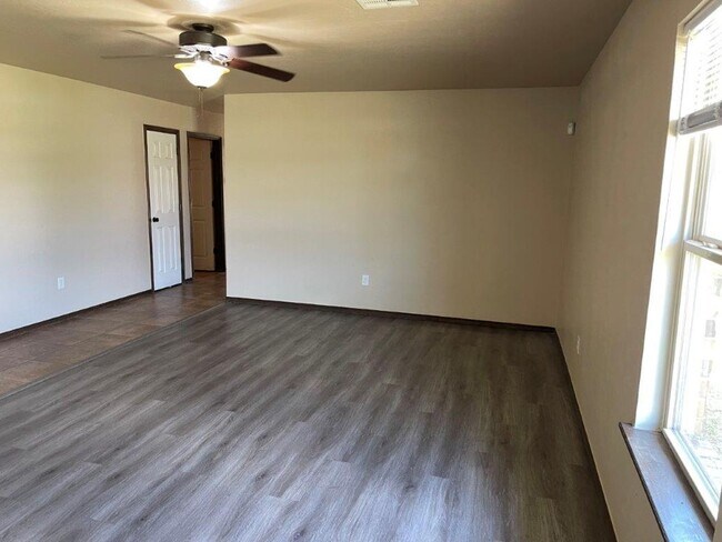 Foto del edificio - 3 bed 2 bath 2 car garage in Chickasha!  granite, luxury vinyl and ready for move in!