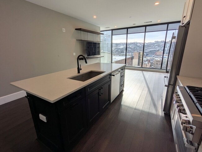 Building Photo - 1 Bedroom 1 Bathroom Condo in Downtown Pittsburgh