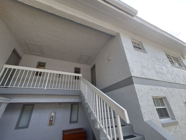 Building Photo - 584 Fairways Ln