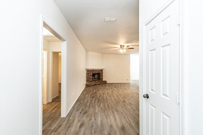 Building Photo - Large 3 Bedroom plus office with Move in S...