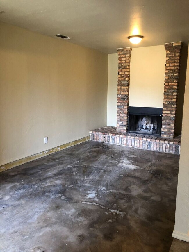 Building Photo - Charming 3Bedroom in Caprock District