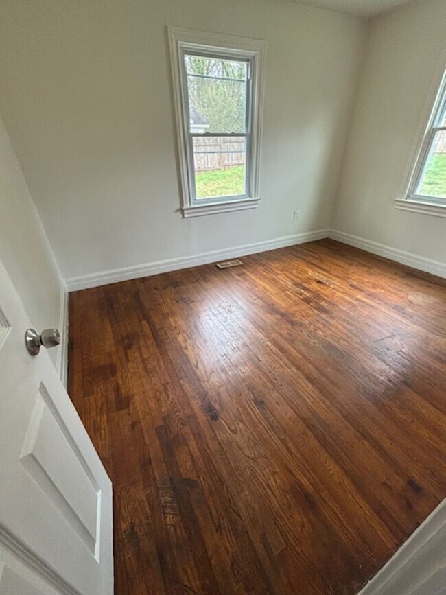 Building Photo - Quaint 2 Bedroom 1 Bath Home with LARGE fe...